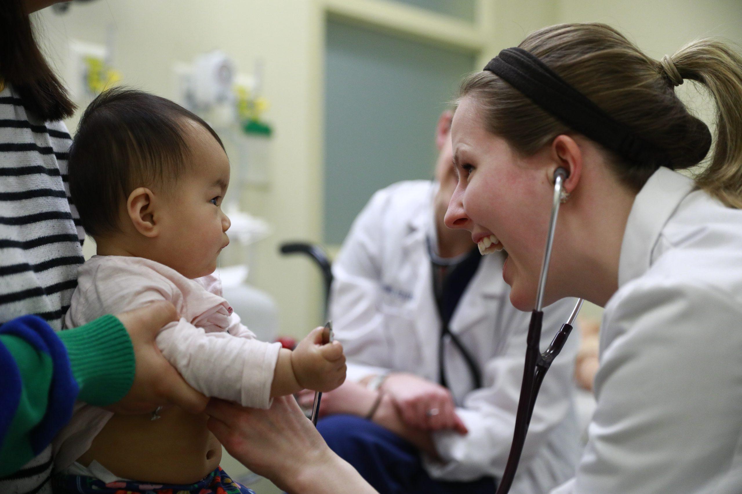 一名儿科学生用听诊器给婴儿听诊